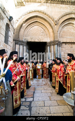 Eine griechisch-orthodoxe Zeremonie außerhalb der Kirche des Heiligen Grabes. Patriarch Theophilos III. von Jerusalem stehen im Zentrum Stockfoto