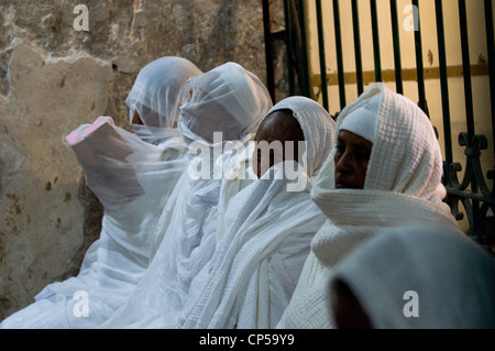 Äthiopische Pilger beten in der äthiopisch-orthodoxe Kapelle in der Kirche des Heiligen Grabes in Jerusalem. Stockfoto