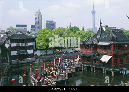 China Jiangsu Shanghai, Bereich von Garden of Delight (Yu Yuan Gardens). Teehaus Huxinting Bridge, Bridge Nine oder Zick-Zack Stockfoto