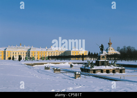 Russland mehr St.Petersburg, Petrodvorec. Grand Palace (Bolschoi Dvorec, erste Hälfte des 18. Jahrhunderts Architekten Francesco Stockfoto