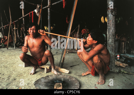 VENEZUELA AMAZON TRIBE INDIOS Yanomami "MAJECODOTORI Stockfoto