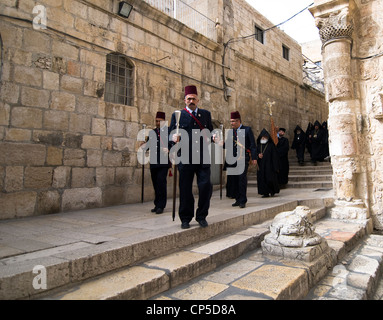 Eine Kawas führende Priester und Mitglieder der armenischen orthodoxen Kirche, die Kirche des heiligen Sepulchre Jerusalemer Altstadt. Stockfoto