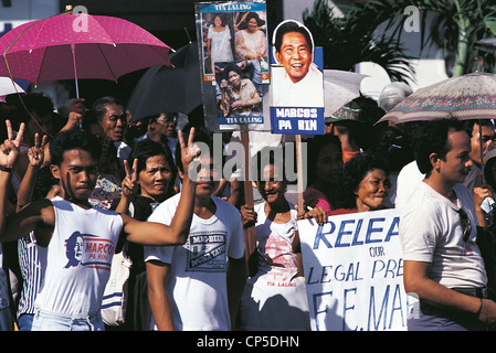 Philippinen MANILA LUZON ISLAND im Ereignis des Roxas Boulevard Anhänger der ehemalige Präsident MARCOS Bereich vor amerikanischen Stockfoto