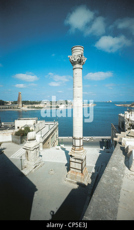 Apulien - Brindisi, römische Säulen. STÜTZENENDE ÜBER DELA APPIA Stockfoto