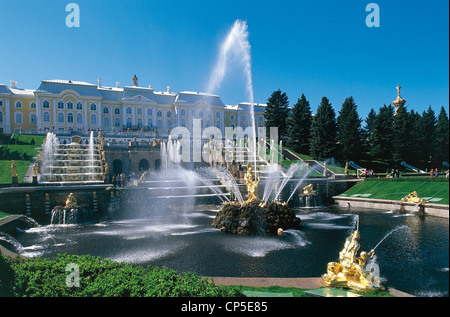 Russland mehr St.Petersburg, Petrodvorec. La Grande Cascade (Bolshoi Kaskad; 1715-1724) Grand Palace (Bolschoi Dvorec; erste Stockfoto