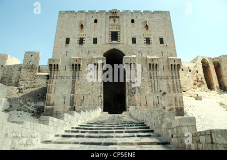 Der äußere Vordereingang, Treppenhaus und Tor der mittelalterlichen Steinzitadelle aus dem 12. Jahrhundert in der Stadt Aleppo, in Syrien. Stockfoto