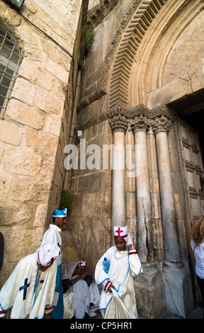 Eritreische Nonnen / Pilger stehen durch das Tor der Kirche des Heiligen Grabes in der Altstadt von Jerusalem. Stockfoto