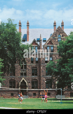 Vereinigte Staaten von Amerika - Connecticut - New Haven. Studenten, die spielen Volleyball auf dem alten Campus an der Yale University. Stockfoto