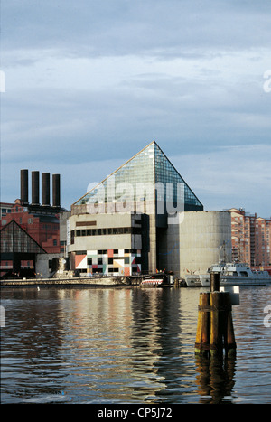 Vereinigte Staaten von Amerika - MARYLAND, BALTIMORE, Bezirk von INNER HARBOR. DAS NATIONAL Aquarium, aufbauend auf den Hafen Stockfoto