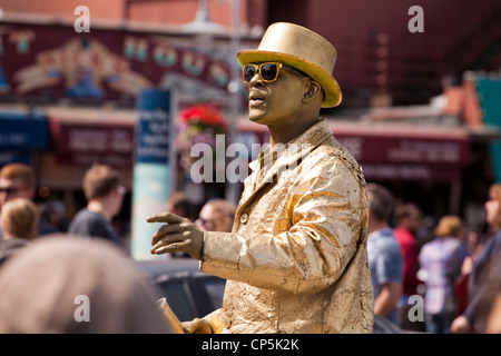 Gold Mann Straßenkünstler auf stark befahrenen Straße - San Francisco, Kalifornien, USA Stockfoto