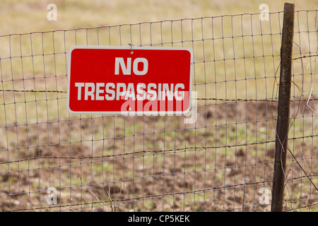 Keine Trespassing Schild am Zaun Stockfoto