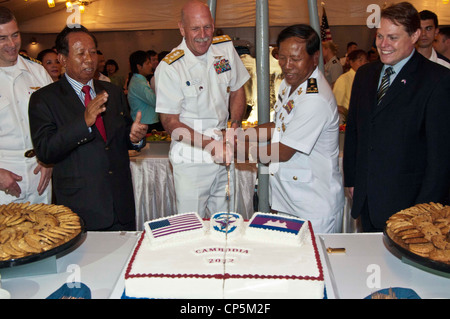 Capt. Daniel C. Grieco, links, Kommandant des Flaggschiffs der 7. Flotte der US-amerikanischen USS Blue Ridge (LCC 19); pensionierter General Tea Banh, stellvertretender Premierminister und Minister für nationale Verteidigung von Kambodscha; Vize-ADM. Scott Swift, Kommandant der 7. US-Flotte; Vize-ADM. Tea Vinh, Kommandant der kambodschanischen Marine, und Jeff Dagle, stellvertretender Missionsleiter der US-Botschaft in Phnom Penh, nehmen an einer Kuchenschneidezeremonie bei einem Empfang an Bord von Blue Ridge Teil. Blue Ridge ist auf Patrouille in der asiatisch-pazifischen Region und derzeit in Sihanoukville, Kambodscha für einen Hafenbesuch Stockfoto