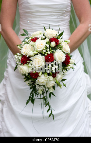 Braut hält einen Blumenstrauß an ihrem Hochzeitstag Stockfoto