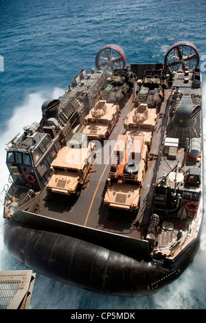 Ein Navy Hovercraft mit Assault Craft Unit 5 verlässt USS Makin Island mit 11th Marine Expeditionary Unit Fahrzeugen und Personal hier 1. Mai. Die Einheiten werden als Teil der Makin Island Amphibious Ready Group eingesetzt, die derzeit eine US Central Command Theater Reserve Force ist. Die Gruppe unterstützt maritime Sicherheitsoperationen und die Zusammenarbeit im Bereich der Theatersicherheit im 5. Zuständigkeitsbereich der US-Marine. Stockfoto