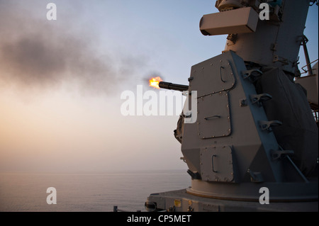 Der Ticonderoga-Klasse-Geschoss-Kreuzer USS Cape St. George (CG 71) Test feuert ein MK-15 close-in Waffensystem (CIWS) während einer Pre-Action Ziel Kalibrierung Feuer Übung. Cape St. George wird als Teil der Abraham Lincoln Carrier Strike Group in das US-amerikanische 5. Flottengebiet eingesetzt, das maritime Sicherheitsoperationen, Sicherheitskooperationen und Unterstützungsmissionen im Rahmen der Operation Enduring Freedom durchführt. Stockfoto