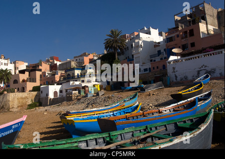 Fischerboote am Strand von Taghazout, Atlantikküste, Marokko Stockfoto