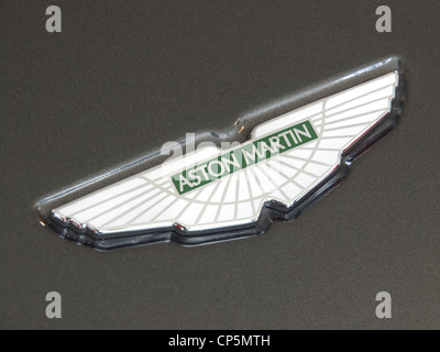 Aston Martin Motorhaube Abzeichen mit berühmten winged logo Stockfoto