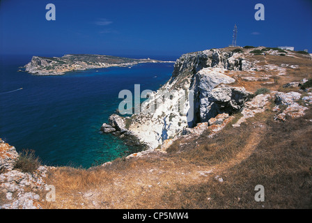 Apulien, Tremiti-Inseln. San Nicolas Insel. Westküste und im Hintergrund Caprari Stockfoto