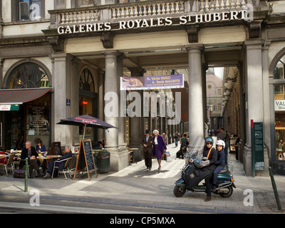 Galeries Royales St. Hubert, Brüssel, Belgien, mit alten paar einkaufen, und Mutter und Kind auf Roller. Stockfoto