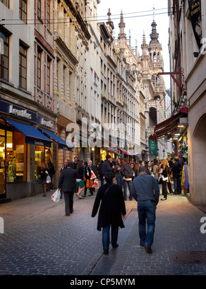 Menschen beim Einkaufen in der Altstadt von Brüssel, mit berühmten Leonidas Schokolade Shop auf der linken Seite. Stockfoto