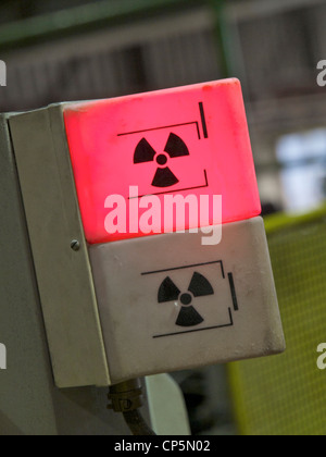 Radioaktive Strahlung Gefahr Warnleuchte in einer Fabrik, Groningen, Niederlande Stockfoto