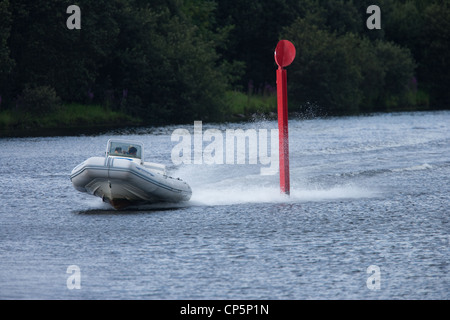 RIB Speedboot am Fluss Shannon in Irland mit roten marker Stockfoto