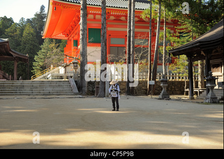 Japanische Pilger mit traditioneller Kleidung im Dai-Pagode, Koya-San, Japan Stockfoto