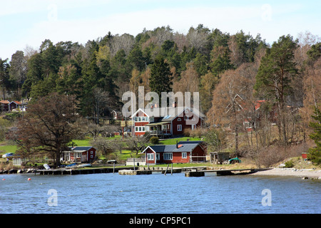 Schwedische Ferienhäuser in typischen roten Farbe in den Schären-Küste in der Nähe von Stockholm lackiert. Stockfoto