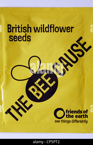 Paket der Bee Cause British Wildflower Samen, angeboten von Friends of the Earth auf weißem Hintergrund - sehen Sie die Dinge anders Stockfoto