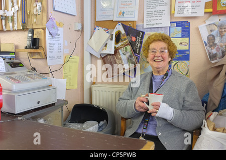 Ein Helfer in der Heilsarmee-Charity-Shop in Falmouth, Cornwall Stockfoto