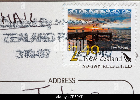 Postkarte aus Neuseeland zeigt Neuseeland Stempel mit Bild des Lake Rotorua für $2,40 Stockfoto