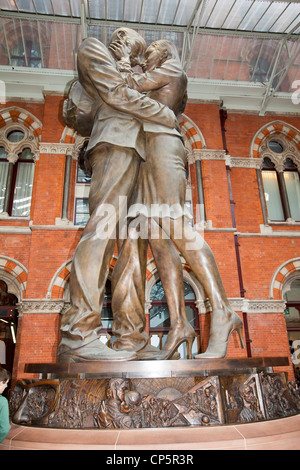 Der Treffpunkt eine 9m hohe Skulptur von Paul Day in St Pancras Station, London, UK. Stockfoto