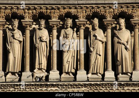 Frankreich. Paris. Notre-Dame. Westfassade. Die Könige-Galerie. Statuen der 28 Könige von Juda und Israel durch Viollet-le-Duc. Stockfoto