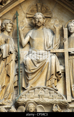 Gotische Kunst. Frankreich. Paris. Notre-Dame. Das Portal des jüngsten Gerichts (gebaut in der 1220s-1230s.). Tympanon. Christ in der Majestät. Stockfoto