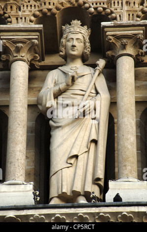 Frankreich. Paris. Notre-Dame. Westfassade. Die Könige-Galerie. Statuen der 28 Könige von Juda und Israel durch Viollet-le-Duc. Stockfoto