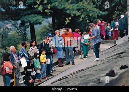 Lombardei - Orobie Alpen - Val Camonica - Capo di Ponte (BS). Touristen-Warteschlange, die Felsgravuren zu besuchen. Stockfoto