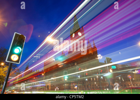 Euston Road und St Pancras Bahnhof in der Abenddämmerung, London, UK. Stockfoto