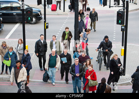 Fußgänger an einer Kreuzung in Kings Cross, London, UK. Stockfoto