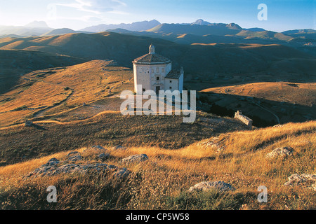 Abruzzen Nationalpark des GRAN SASSO Calascio Oratorium von Santa Maria della Pietà " Stockfoto