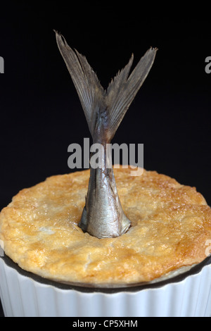 Stargazy Pie - Eine kornische Delikatesse - ein Beispiel für das seltsame oder seltsame Essen, das von Menschen auf der ganzen Welt gegessen wird Stockfoto