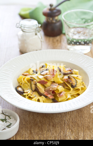 Fettuccine Carbonara mit Speck und Pilzen Stockfoto