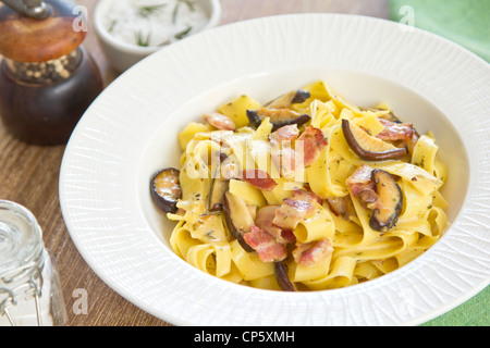 Fettuccine Carbonara mit Speck und Pilzen Stockfoto