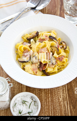 Fettuccine Carbonara mit Speck und Pilzen Stockfoto