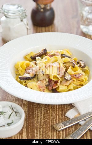 Fettuccine Carbonara mit Speck und Pilzen Stockfoto