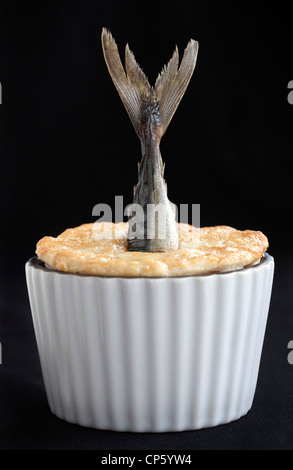 Stargazy Pie - Eine kornische Delikatesse - ein Beispiel für das seltsame oder seltsame Essen, das von Menschen auf der ganzen Welt gegessen wird Stockfoto