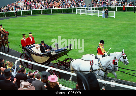 England, Ascot, seine königliche Hoheit Queen Elizabeth und Prinz Phillip in Royal Ascot-Rennen Stockfoto