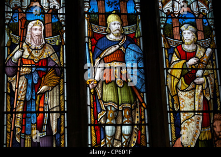Buntglasfenster in der St. Cyriacs Parish Church Lacock mit den Figuren des Alten Testaments, Joseph, Joshua und Daniel in Lacock, Wiltshire, Großbritannien Stockfoto