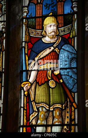 Teil des Buntglasfensters in der St. Cyriacs Parish Church Lacock mit den alttestamentlichen Figuren Joseph, Joshua und Daniel, Wiltshire, Großbritannien Stockfoto
