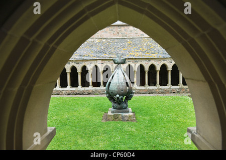 Statue in den Kreuzgängen der Iona Abbey, Isle of Iona, Argyll, Schottland. Stockfoto