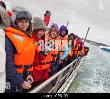 Mädchen im Teenageralter unterwegs amphibische Boote der Jökulsárlón, Glacial Lagune, Breidamerkurjokull, Vatnajökull-Eiskappe, Island Stockfoto